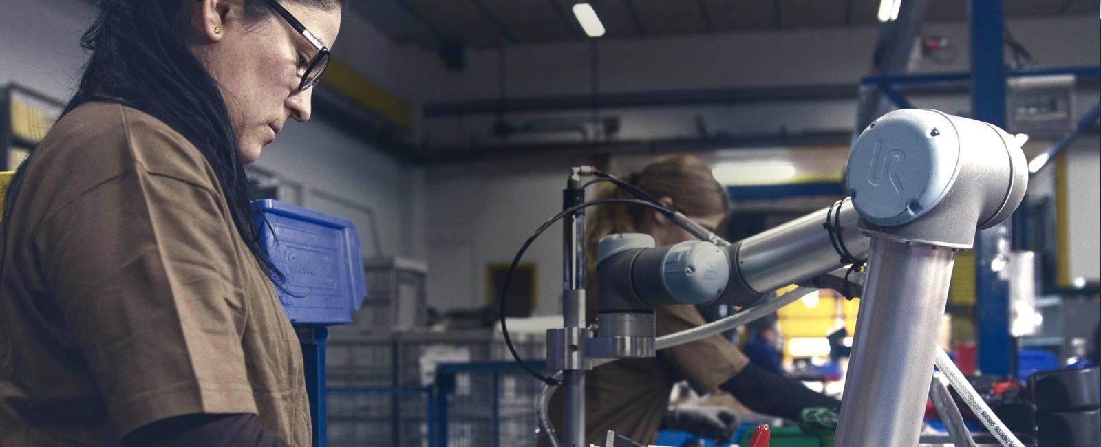 Robot atornillador colaborativo robot atornillador colaborativo cade cobots