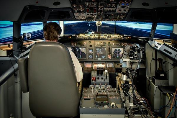 COBOTS PILOTANDO AVIONES: DESPEGUE, ATERRIZAJE Y OTRAS OPERACIONES Piloto humano con co-piloto robótico